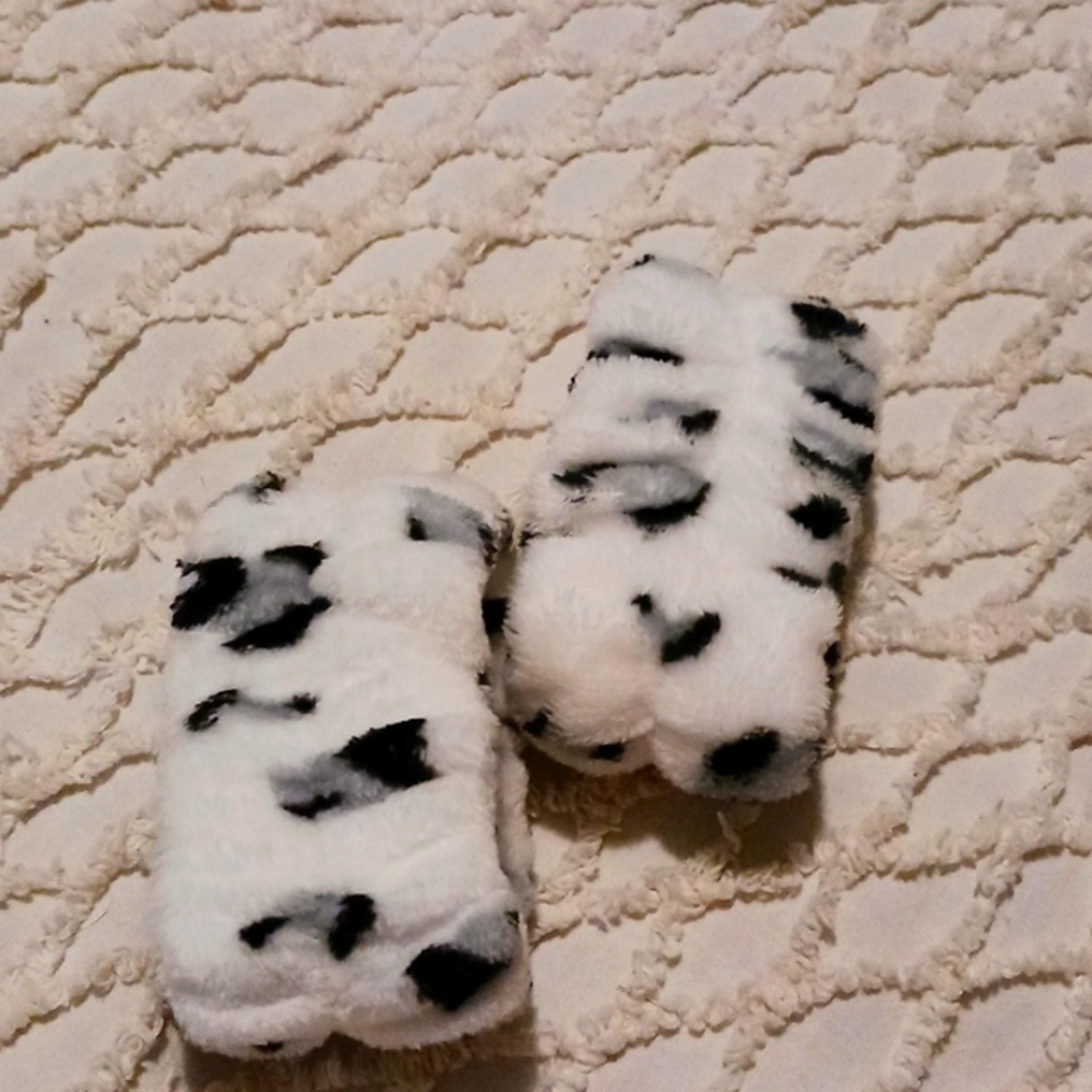 Skincare cheetah print wristbands